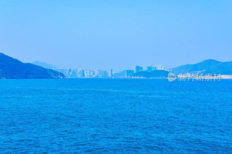 香港石澳渔村碧蓝海面与远山群岛风光
