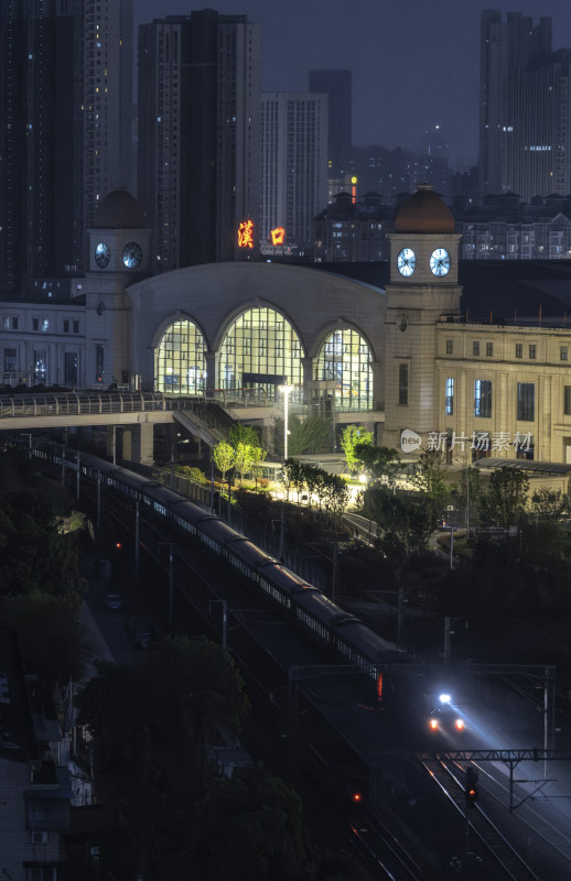 夜幕下的汉口火车站全景