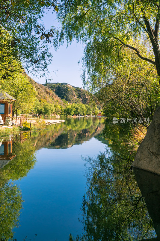 秋天的黄花城水长城景区里的水库群山