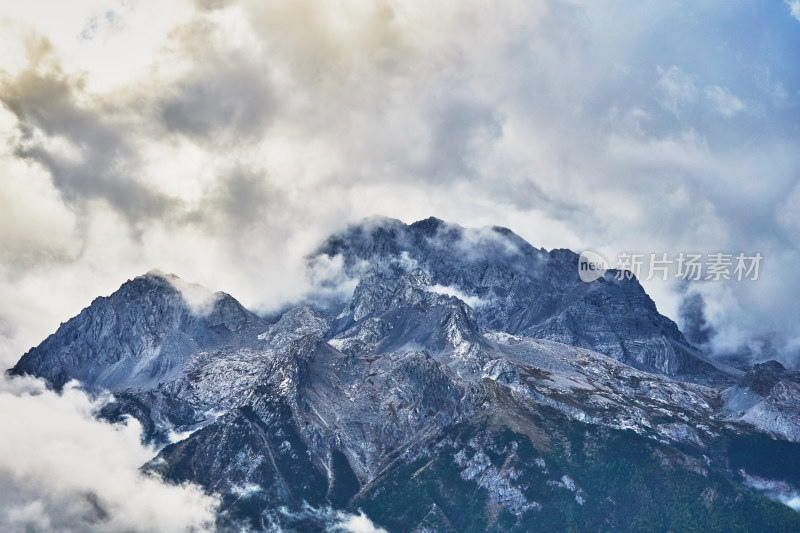 云海中的玉龙雪山