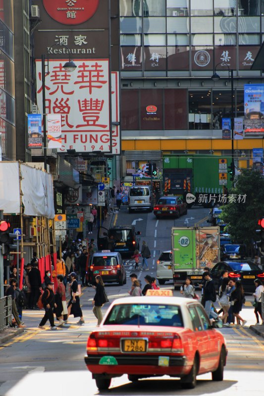 香港街道行人与车流景象