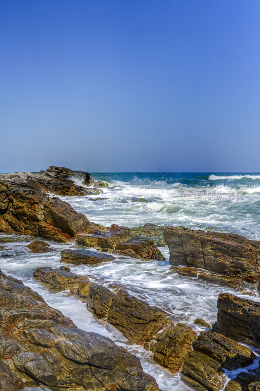广东惠州黑排角海浪拍击岩石的壮丽瞬间