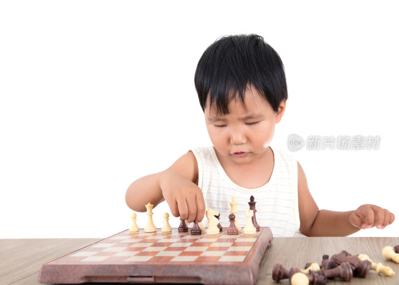 东方黄皮肤小女孩正在学习国际象棋