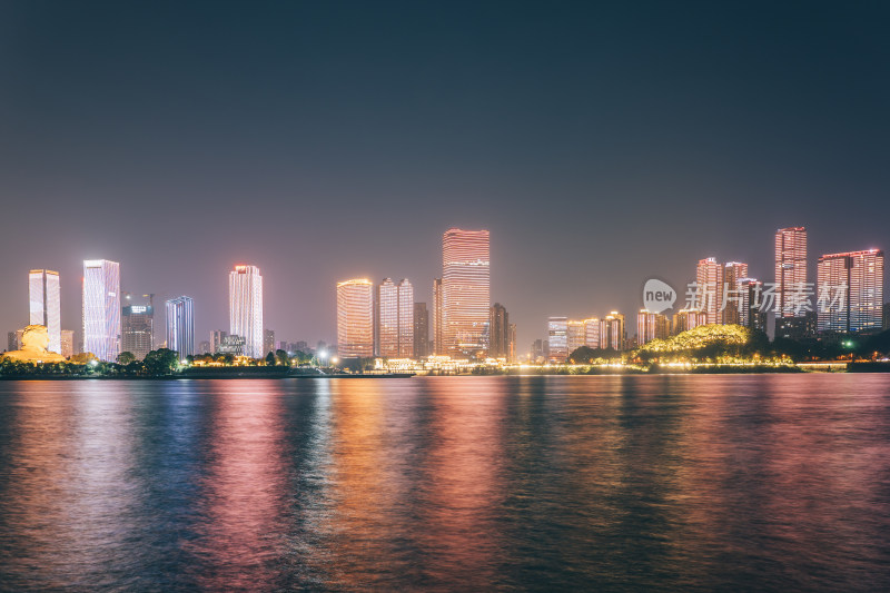 湖南长沙滨江城市天际线夜景