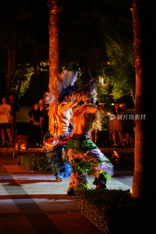 夜晚身着民族服饰的舞者背影