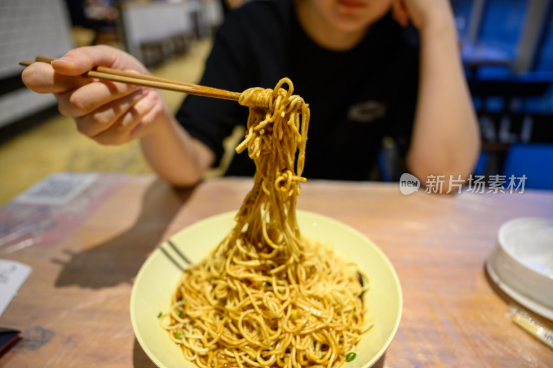 夜市上的美味小吃-麻酱凉面