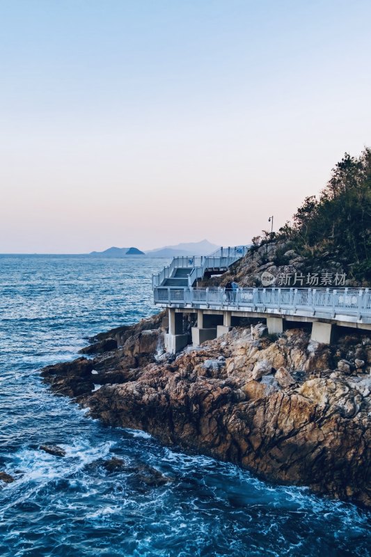 海边礁石与海浪风景