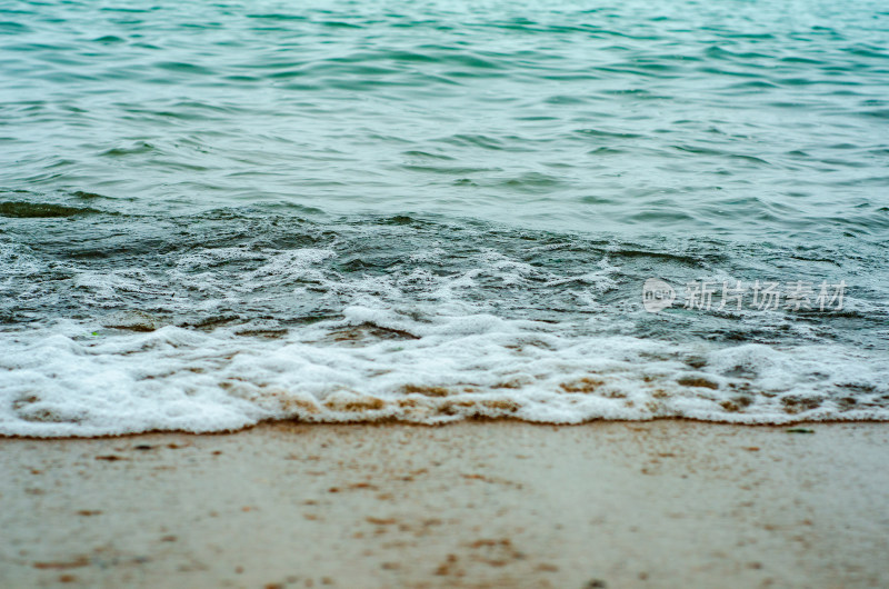 海边的波浪和沙滩