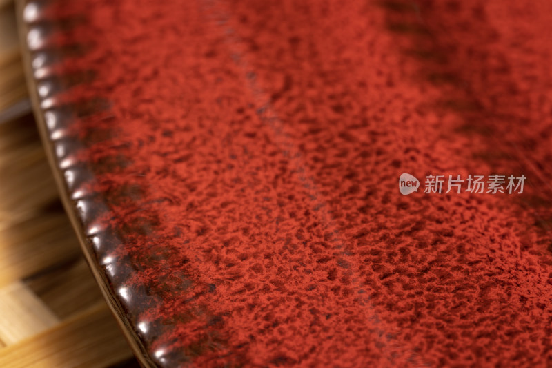 红色陶瓷盘子中国陶瓷特写