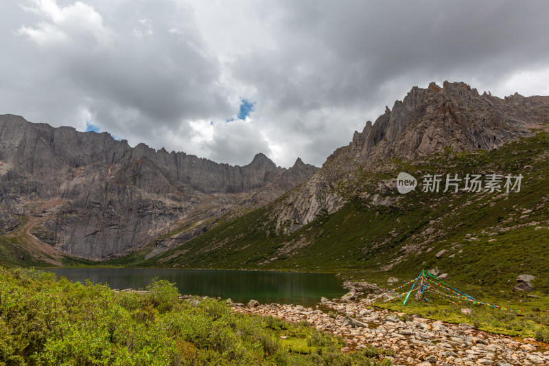 蓝天白云草原山峰湖泊