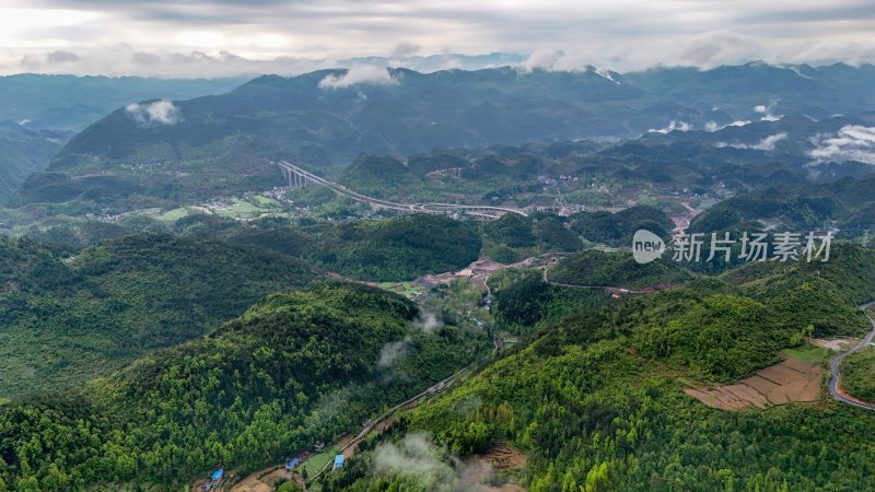 重庆酉阳：雾漫缭绕美青山