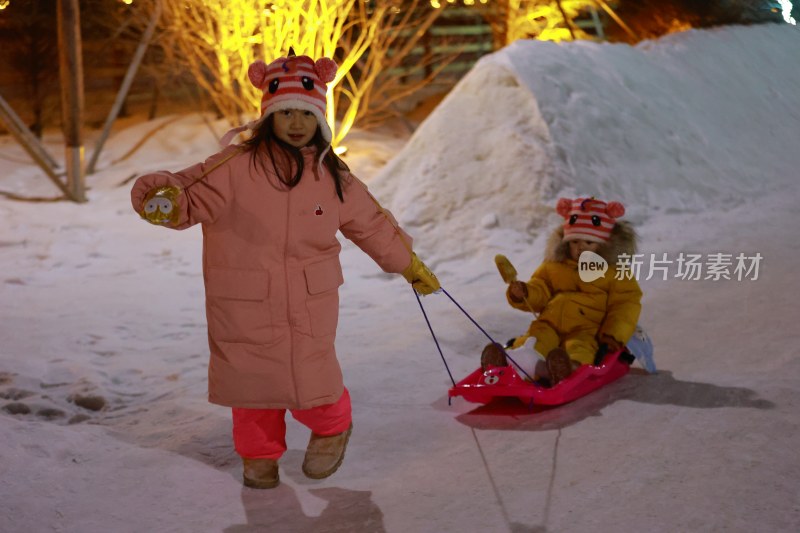 冬日小女孩雪地玩耍