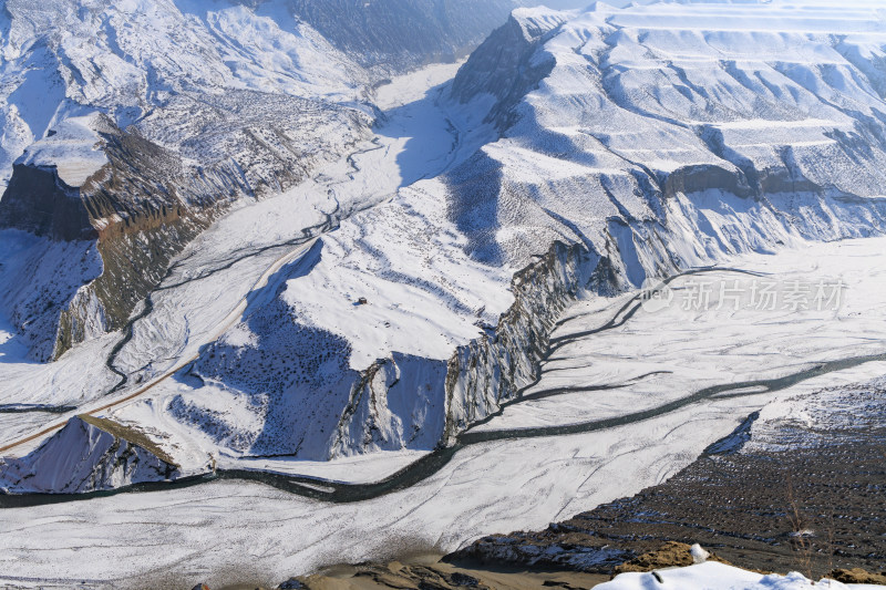 航拍新疆冬季安集海大峡谷雪景雪山山脉河流