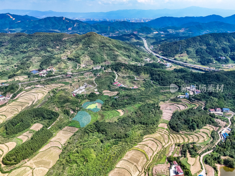 南方丘陵山川农田航拍图