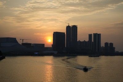 城市日落时分的高楼剪影景观