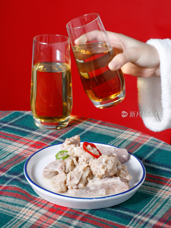 桌面上的中餐香芋蒸排骨和饮品啤酒