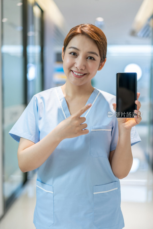 年轻女护士展示手机