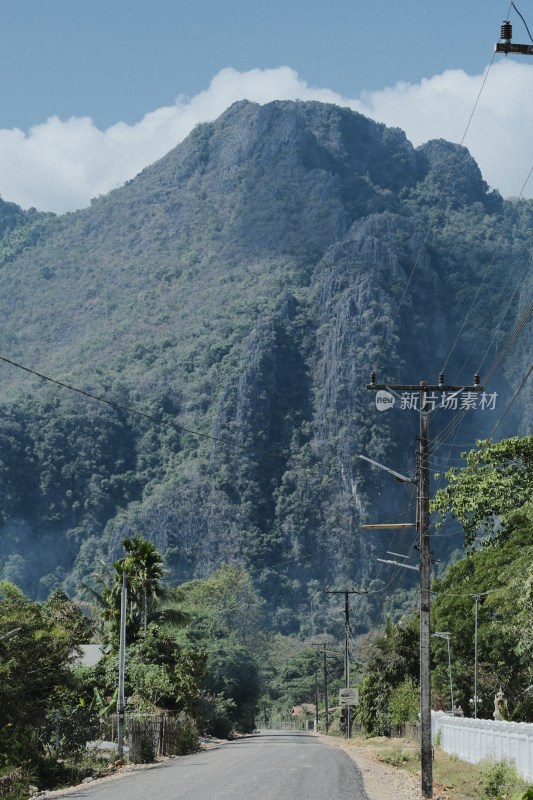 山间公路旁的葱郁山脉