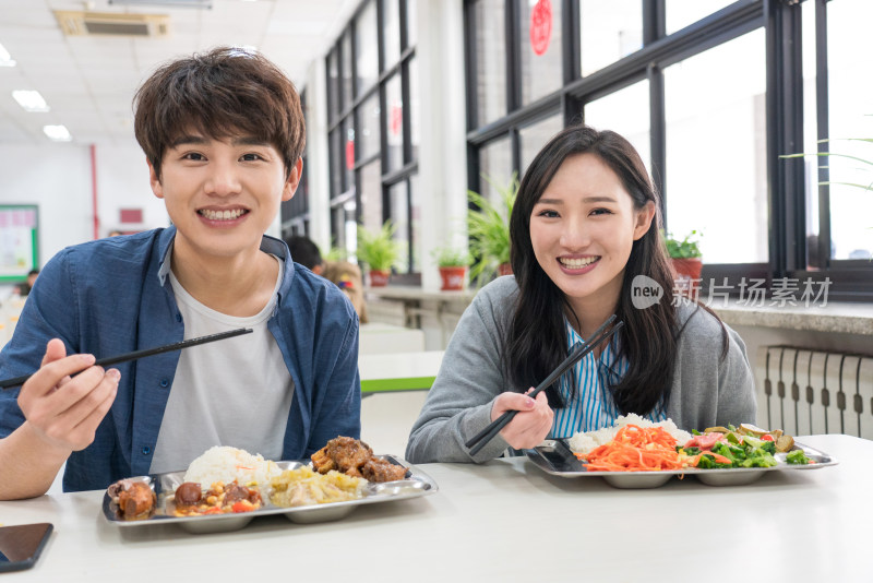 大学生在食堂里用餐