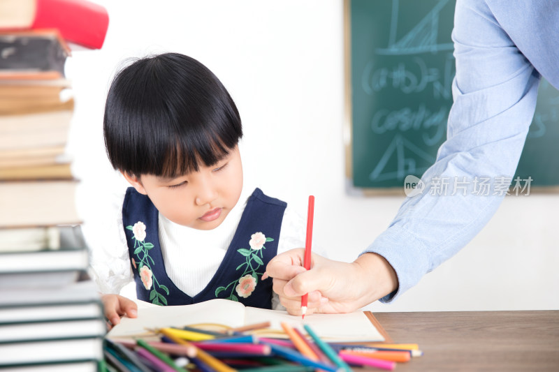 老师在给四岁女孩辅导