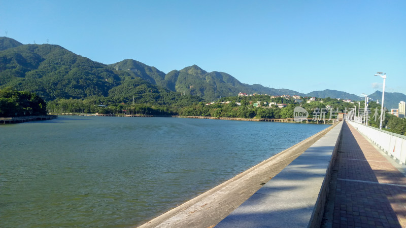 湖边步道与远山风景