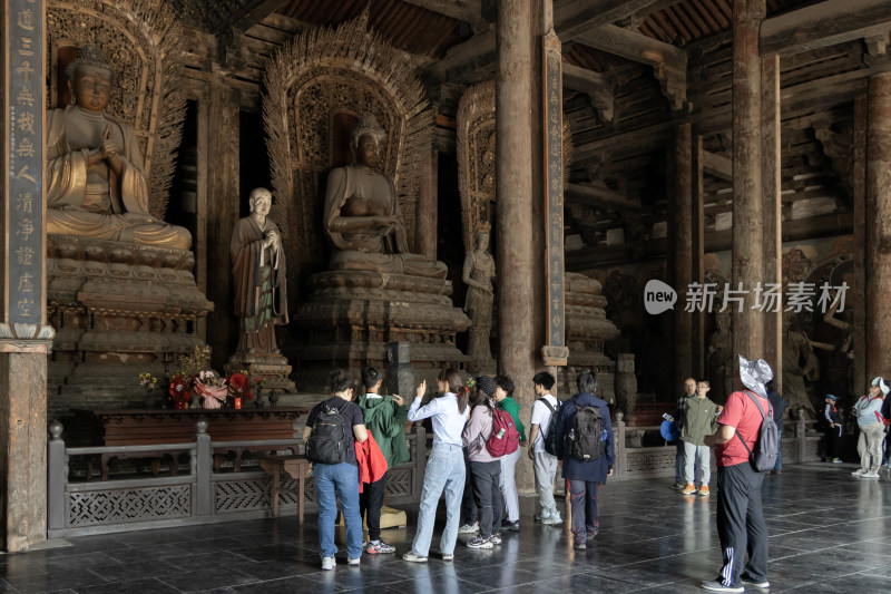 山西大同辽金善化寺大雄宝殿内各地游客参观