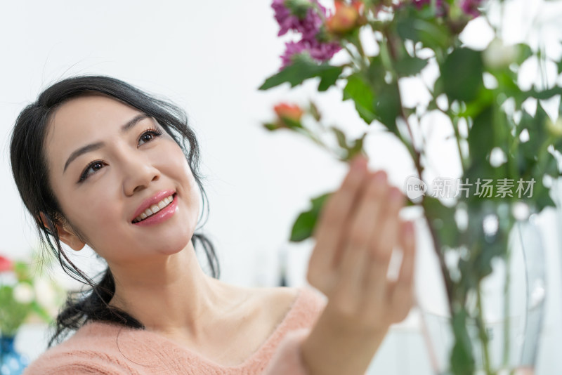 年轻女子在家插花