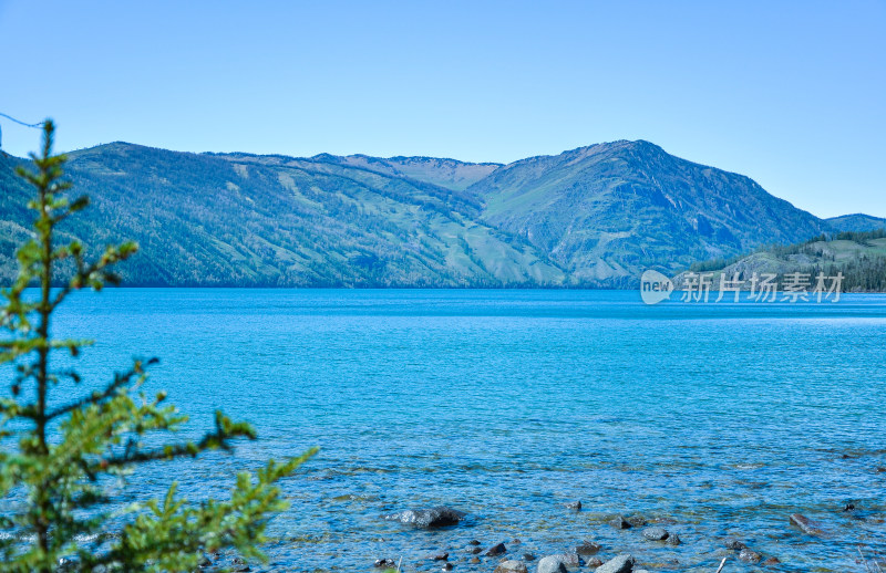 新疆阿勒泰喀纳斯湖山峰湖景自然风光