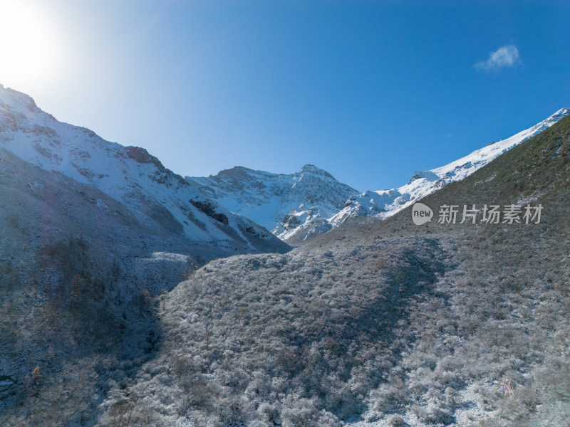 航拍冰雪覆盖的山脉与峡谷