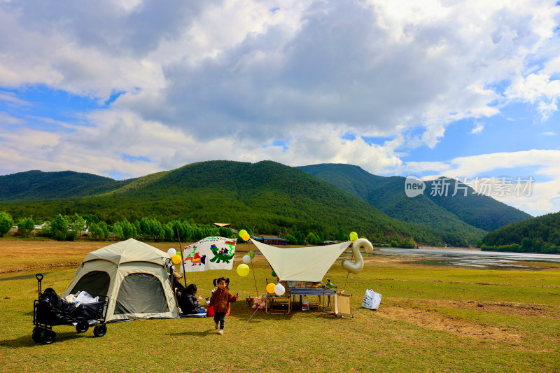 户外草地山林间露营场景