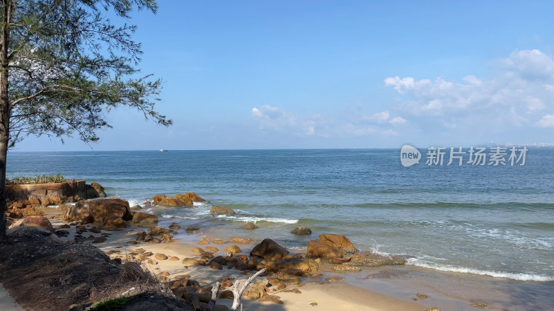 海南海滩海边礁石浪花