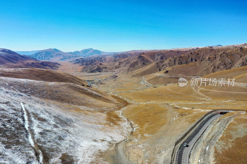 新疆秋天雪山山脉公路