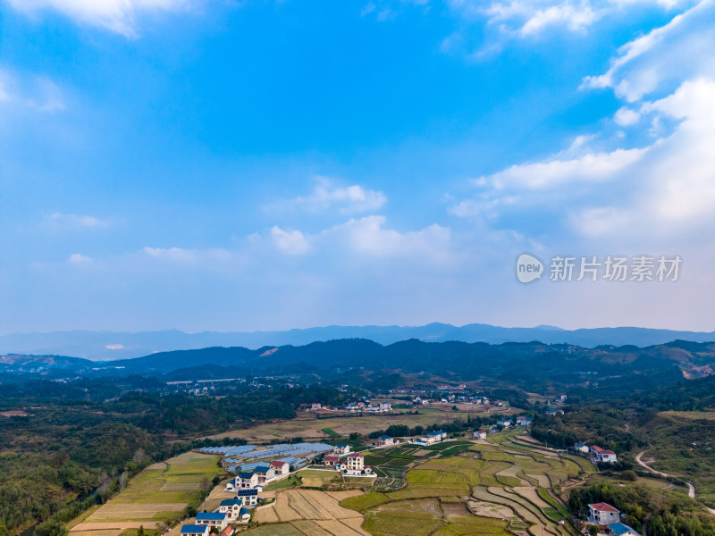 湖南山川丘陵农田乡村蓝天白云航拍图