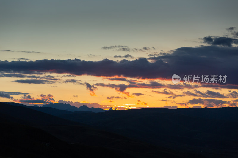 阿坝山脉日落晚霞