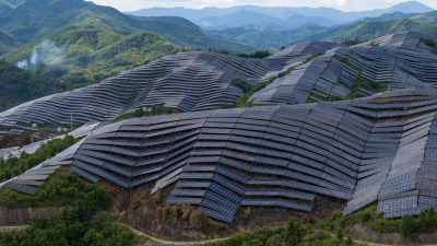 航拍大型的光伏发电基地，高兴科技能源产业