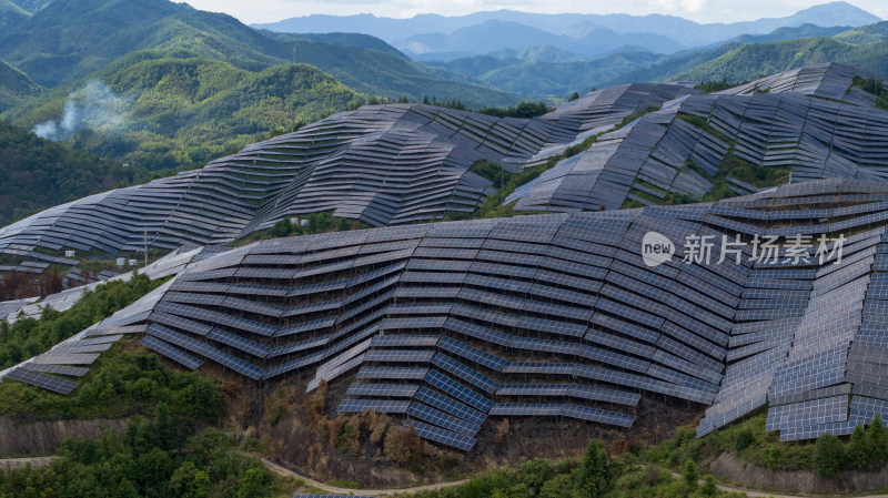 航拍大型的光伏发电基地，高兴科技能源产业