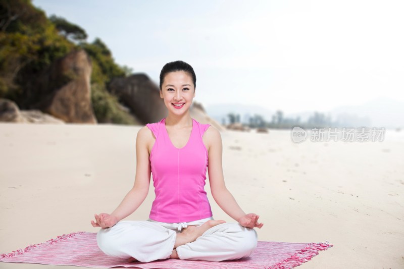 棚拍年轻女人坐在地毯上冥想