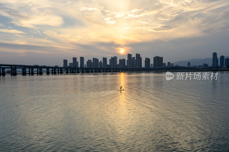 日落时分厦门十里长堤夜景