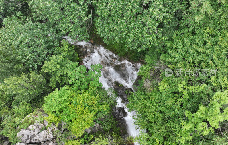 山东枣庄山亭区群山之中的飞瀑流泉美景