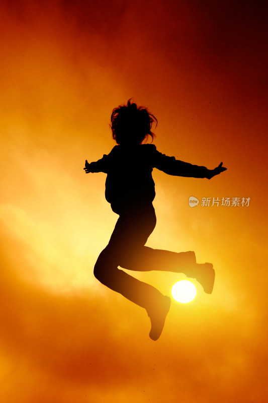 人物夕阳下跳跃剪影