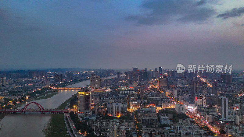 四川德阳蓝调时刻夜幕降临夜景航拍图