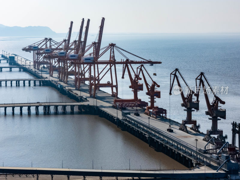 海港码头起重机全景