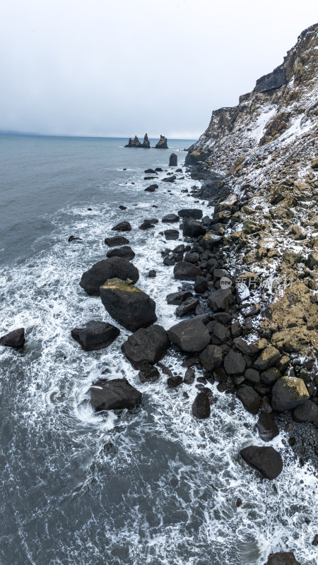 冰岛北极圈维克小镇黑沙滩岩石奇观雪景航拍