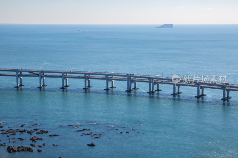 大连西尖山顶远眺星海湾跨海大桥