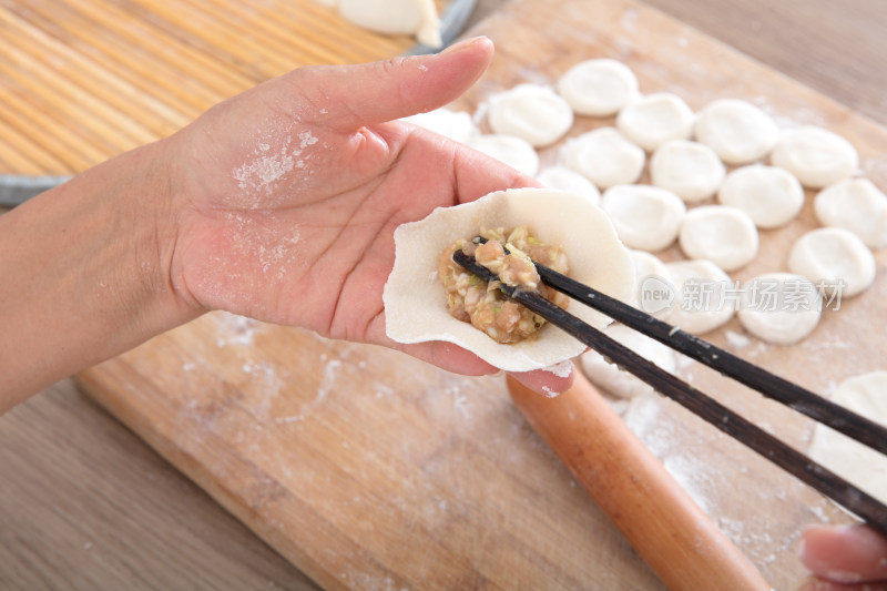 中国传统节日美食饺子的制作