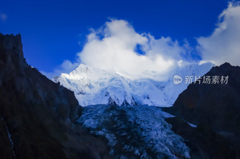 云雾中雪山冰川自然风景