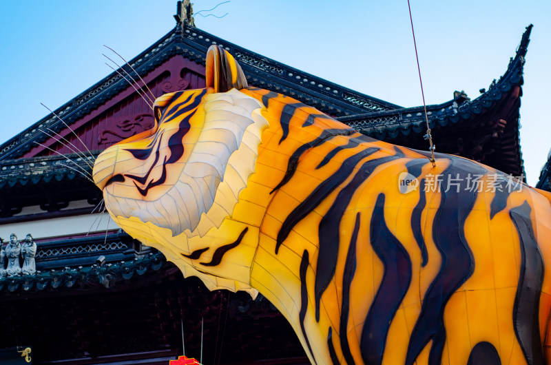 上海豫园老街古建筑前的老虎造型大型彩灯