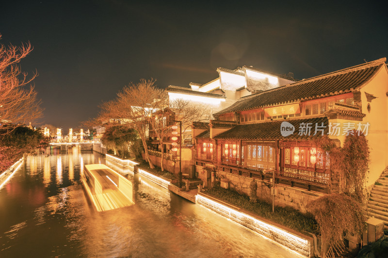 江苏南京秦淮河岸中式传统建筑夜景