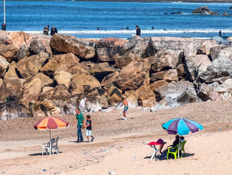 海滩上人们休闲活动场景