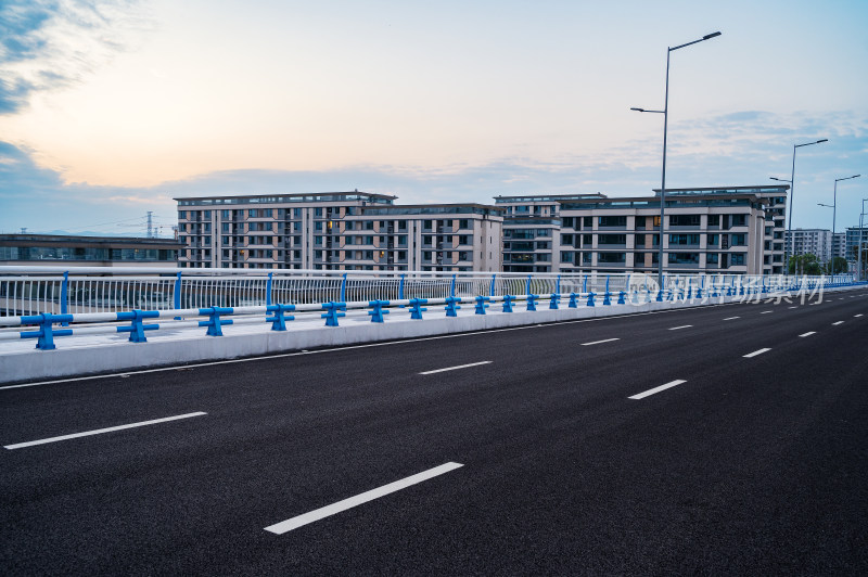 重庆市渝北区丛岩桥空旷的道路与城市建筑